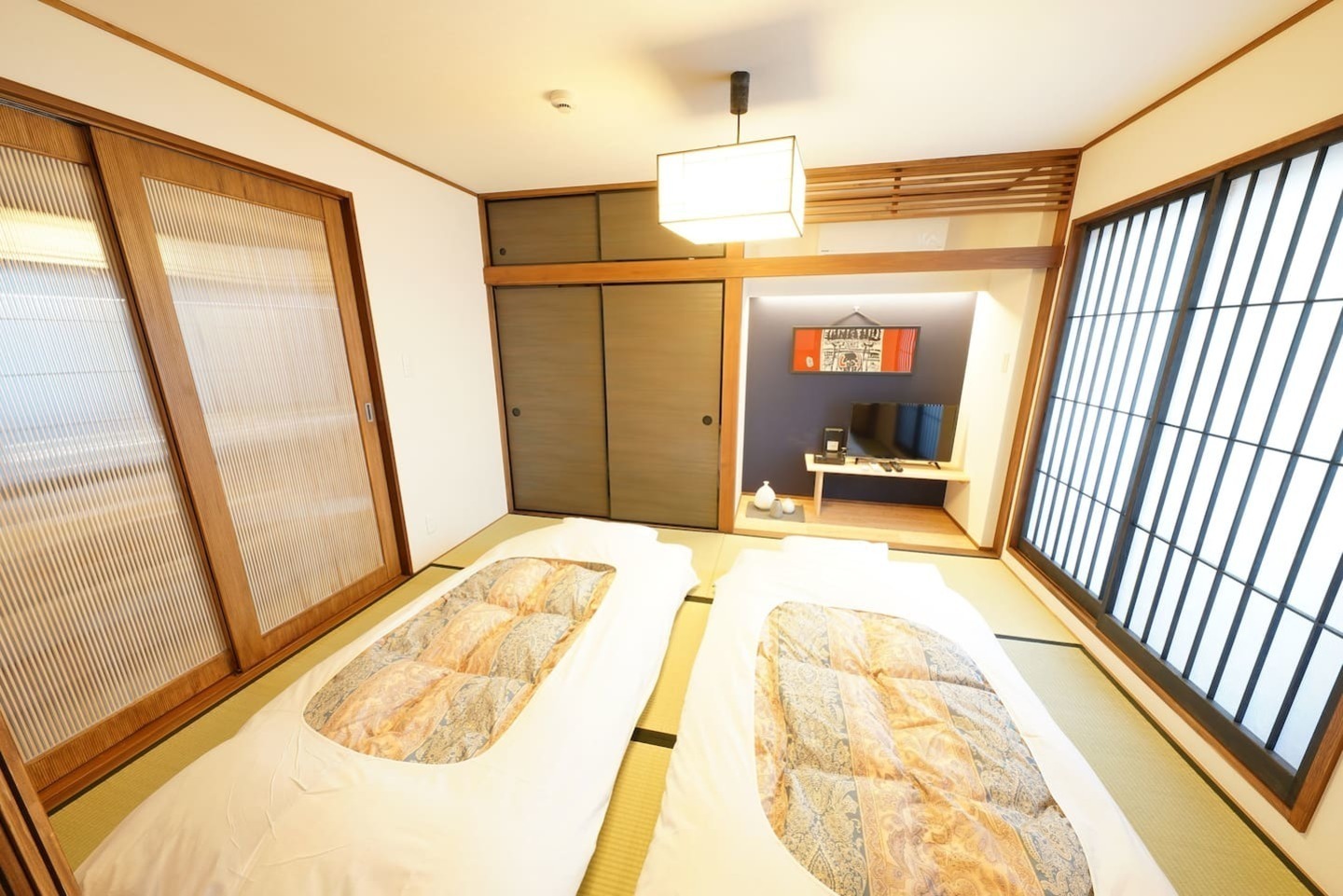 宿家 鶯【宿家鶯】鶯谷の下町情緒を満喫｜入谷駅徒歩2分・広々60㎡の和モダン空間！セミダブルベッド2、布団4