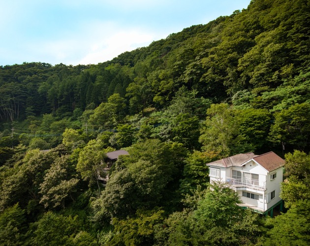 森の中にある別荘　リビング　バルコニー　画像 南軽井沢にある森の中の別荘｡眺望、通信カラオケ、デッキでのBBQ - 南